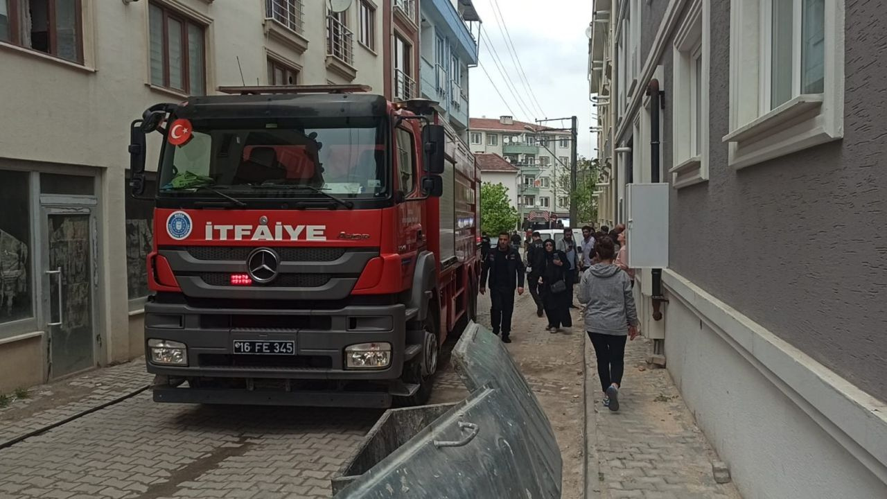 Bursa'da çatı katında çıkan yangında can pazarı