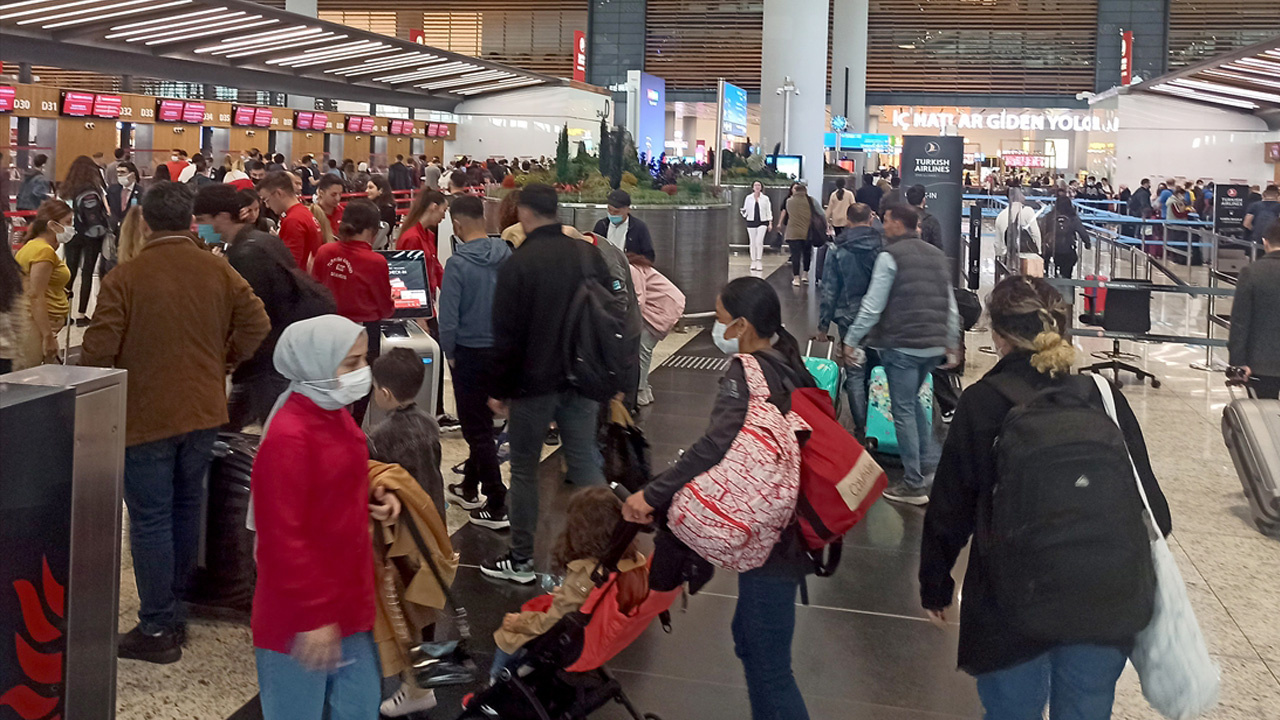 Salgın sonrası günlük en yüksek uçuş sayısı! İstanbul Havalimanı insan kaynıyor