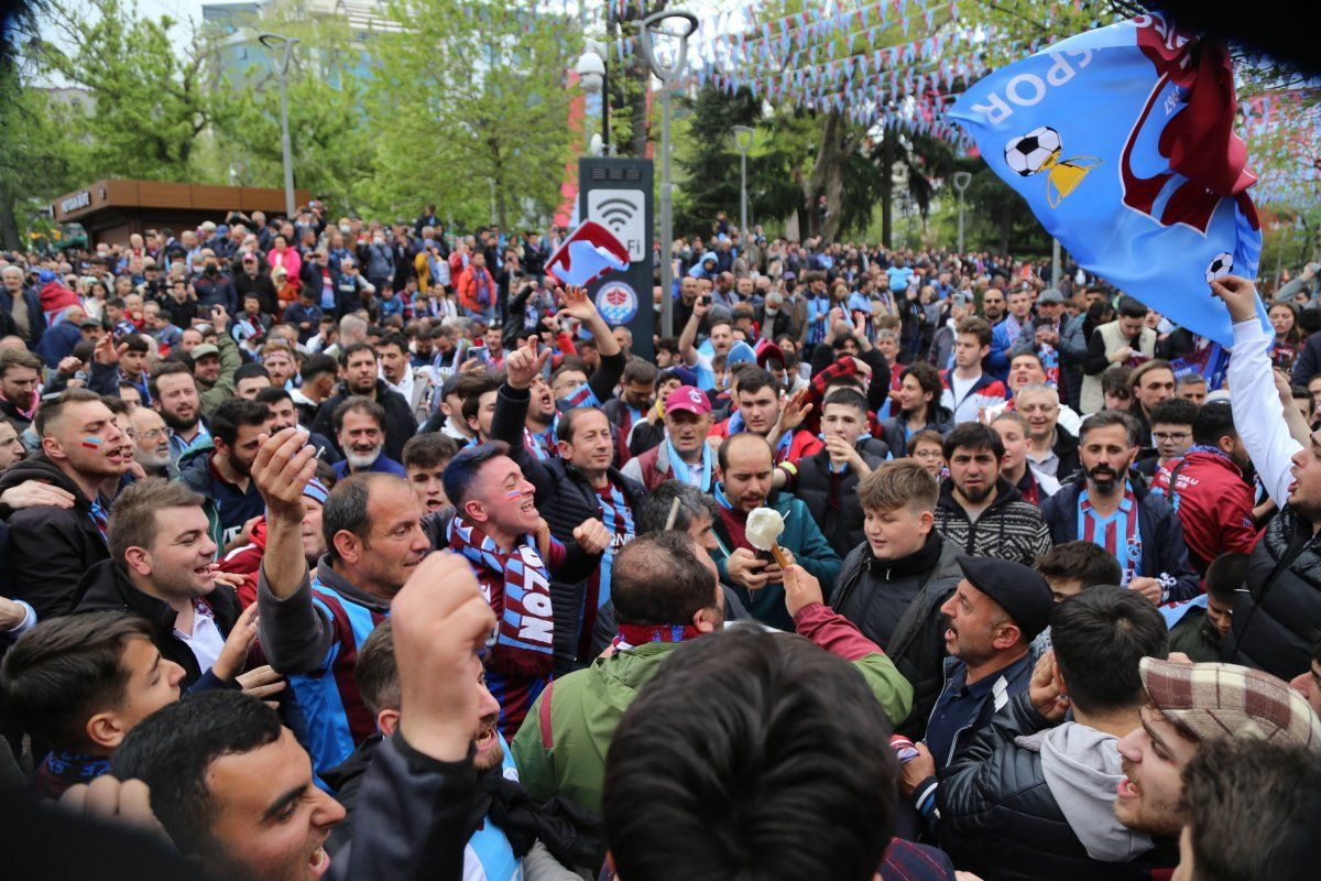 Trabzon sokaklarında şampiyonluk coşkusu yaşanıyor! Kent bordo maviye boyandı
