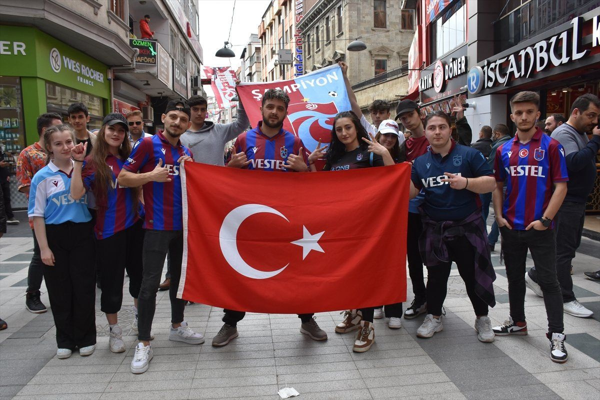 Trabzon sokaklarında şampiyonluk coşkusu yaşanıyor! Kent bordo maviye boyandı