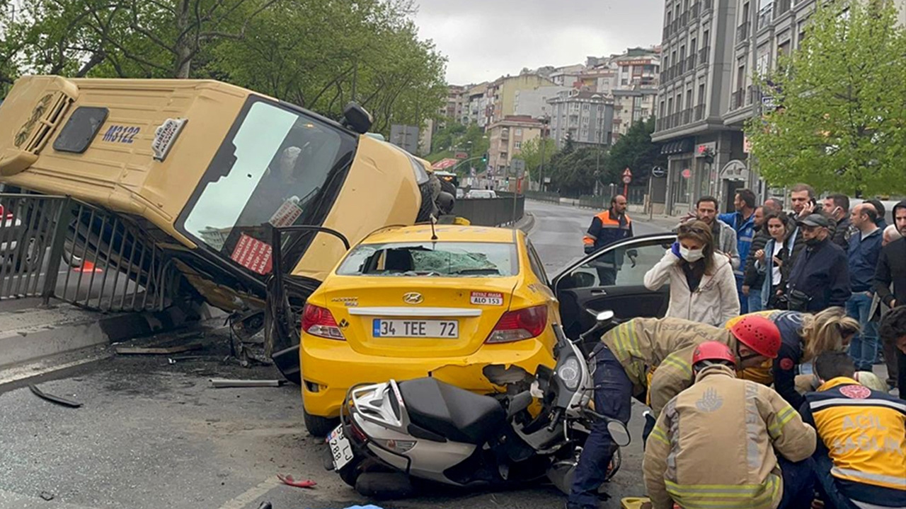 İstanbul'da feci kaza minibüs bariyeri aşarak taksiyle motosikletin üstüne çıktı