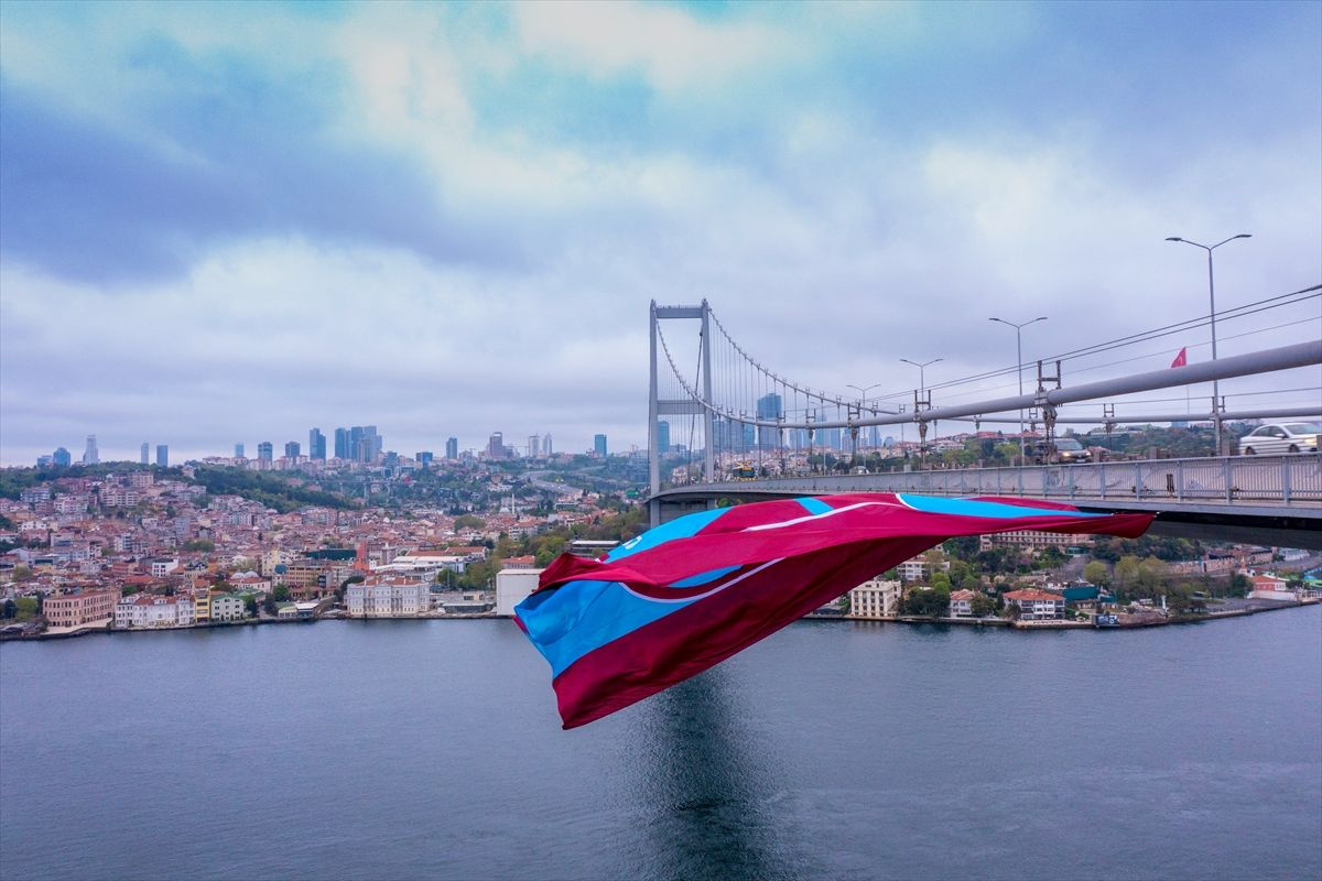 Trabzonspor bayrağı 15 Temmuz Şehitler Köprüsü'ne asıldı