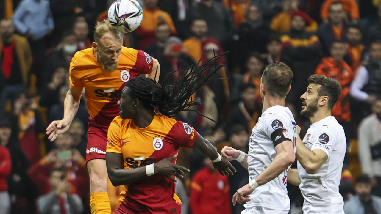 Galatasaray konuk ettiği Sivasspor'a 3-2 kaybetti