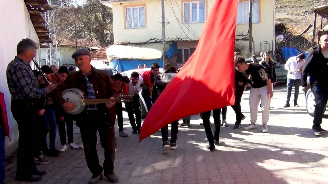 Bu köyde 400 yıldır davul çalmak yasak. Sebebine inanamayacaksınız!