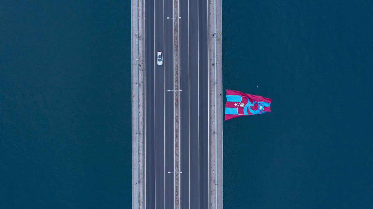 Trabzonspor bayrağı 15 Temmuz Şehitler Köprüsü'ne asıldı