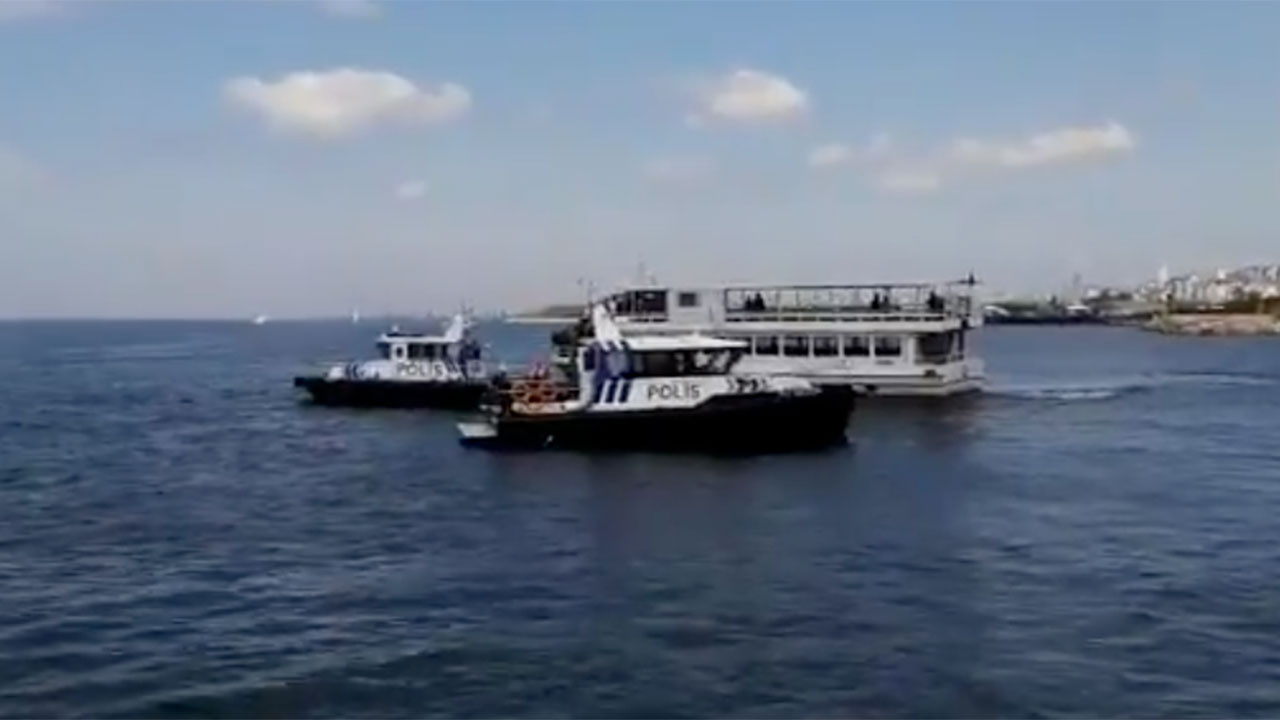 CHP Adalar ilçe başkanından ilginç 1 Mayıs protestosu! Denize atladı, polisin yardımını reddetti