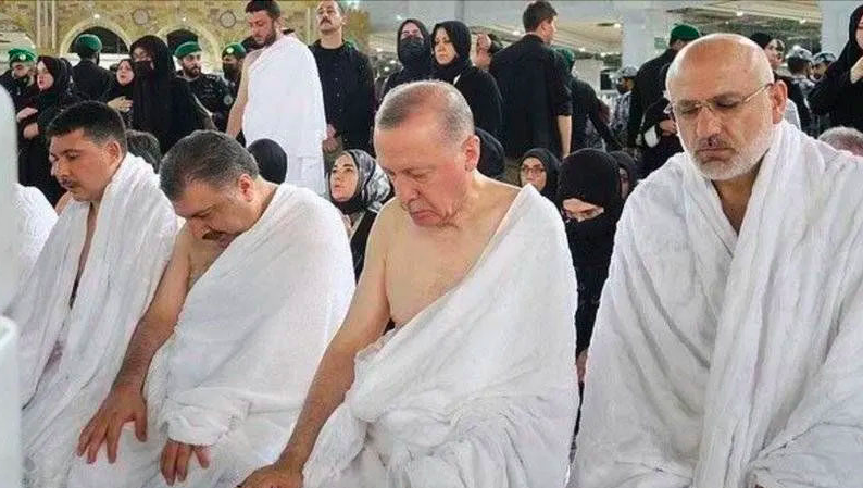 Cumhurbaşkanı Erdoğan'ın Suudi Arabistan ziyaretinde umre yapan gazeteciler fotoğrafları paylaştı
