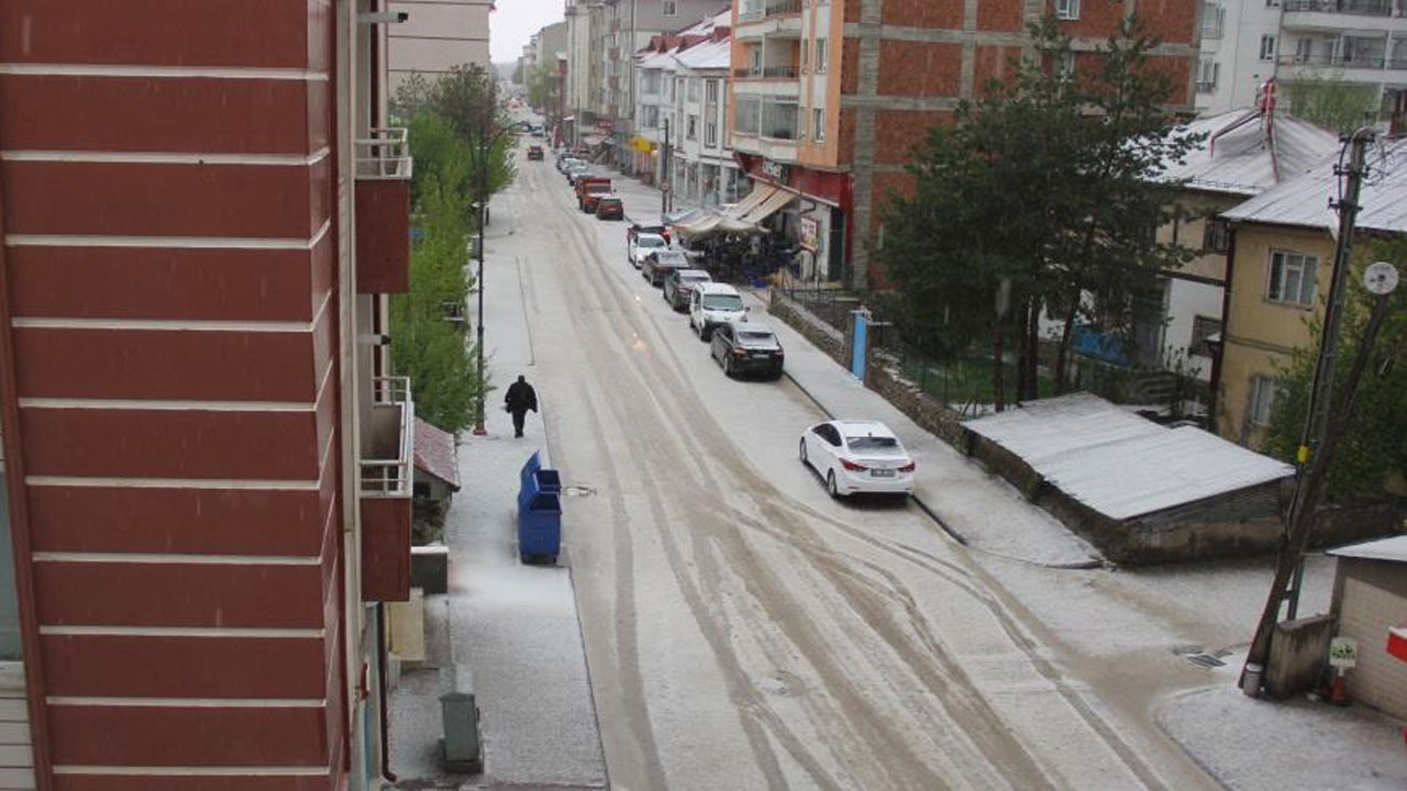 Sivas’ta yağış etkili oldu kent sokakları beyaza büründü