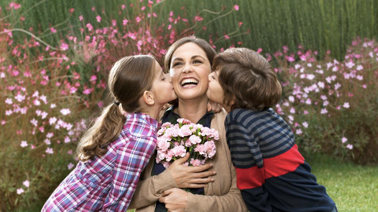 Anneler Günü mesajları kısa ve öz duygusal resimli kutlama sözleri yeni