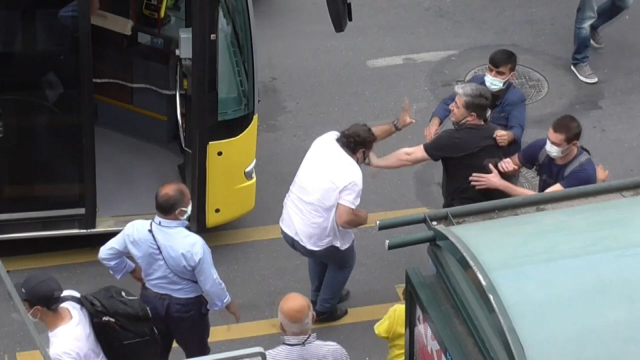  Kadıköy’de durak kavgası! İETT şoförü ile yolcu birbirine girdi o anlar kamerada