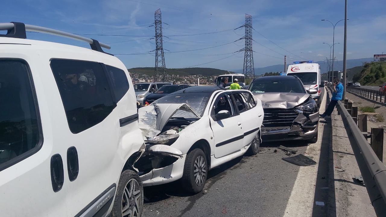 TEM’de zincirleme kaza! Trafik durma noktasına geldi çok sayıda yaralı var