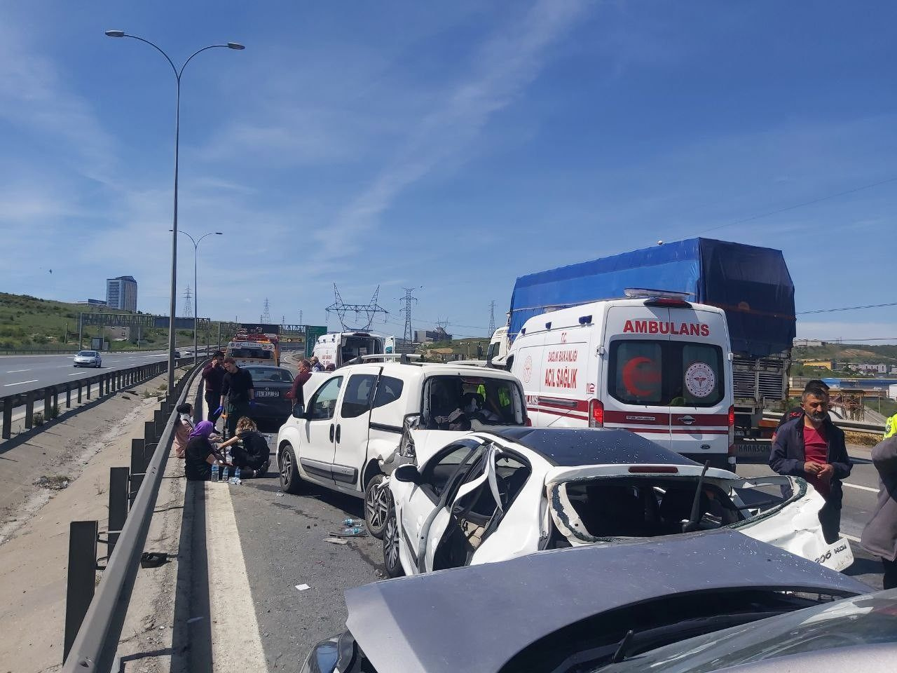 TEM’de zincirleme kaza! Trafik durma noktasına geldi çok sayıda yaralı var