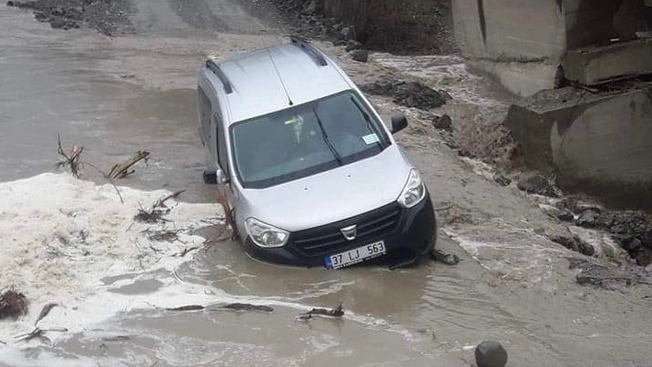 Feci görüntü Kastamonu'dan! 14 köyü birbirine bağlıyordu selde yıkıldı