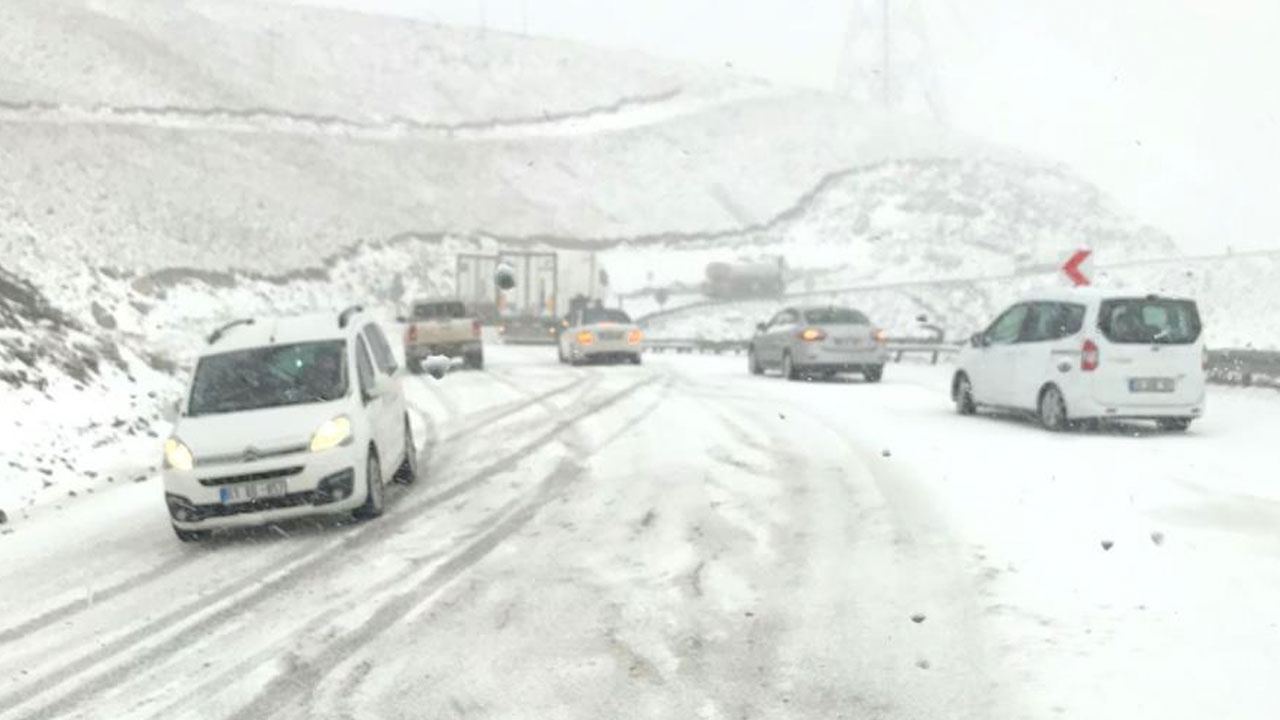 Van'da yoğun kar yağışı etkili oldu Van-Hakkari karayolu ağır tonajlı araçlara kapatıldı