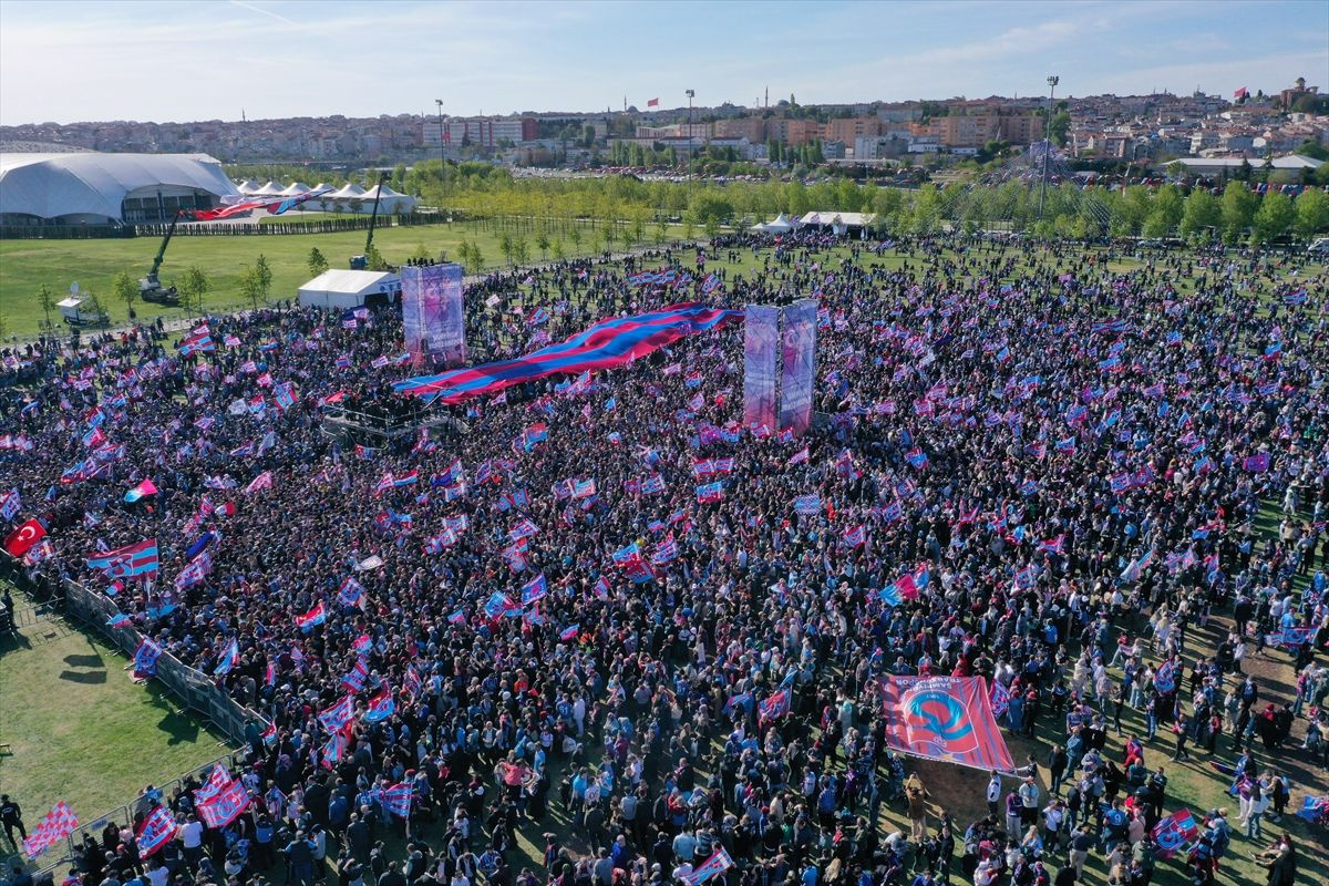 Trabzonsporlu taraftarlar İstanbul'da takımlarının şampiyonluğunu kutladı