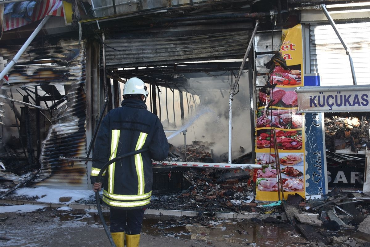 Kasapta başladı 15 dükkanı kül etti! Görüntüler feci patlama da oldu