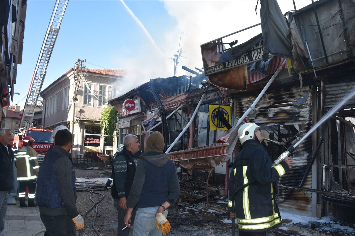 Kasapta başladı 15 dükkanı kül etti! Görüntüler feci patlama da oldu