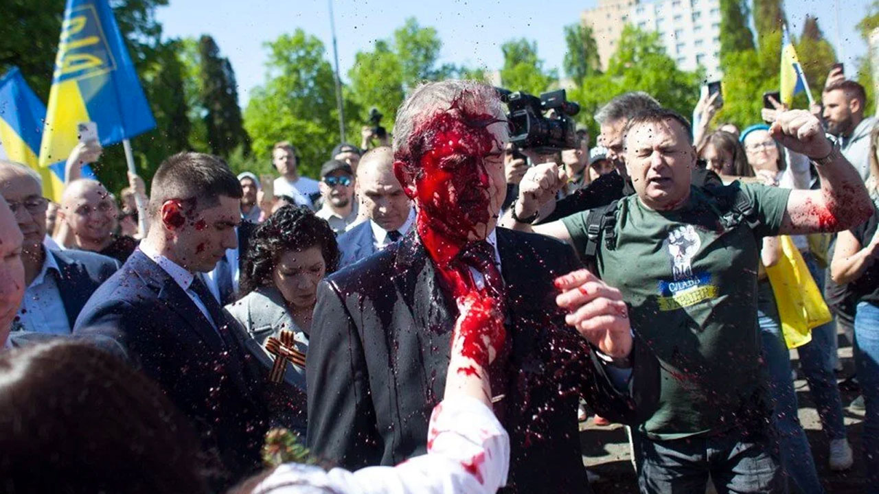 Rusya'nın Varşova Büyükelçisi Andreev'e kırmızı boyalı saldırı