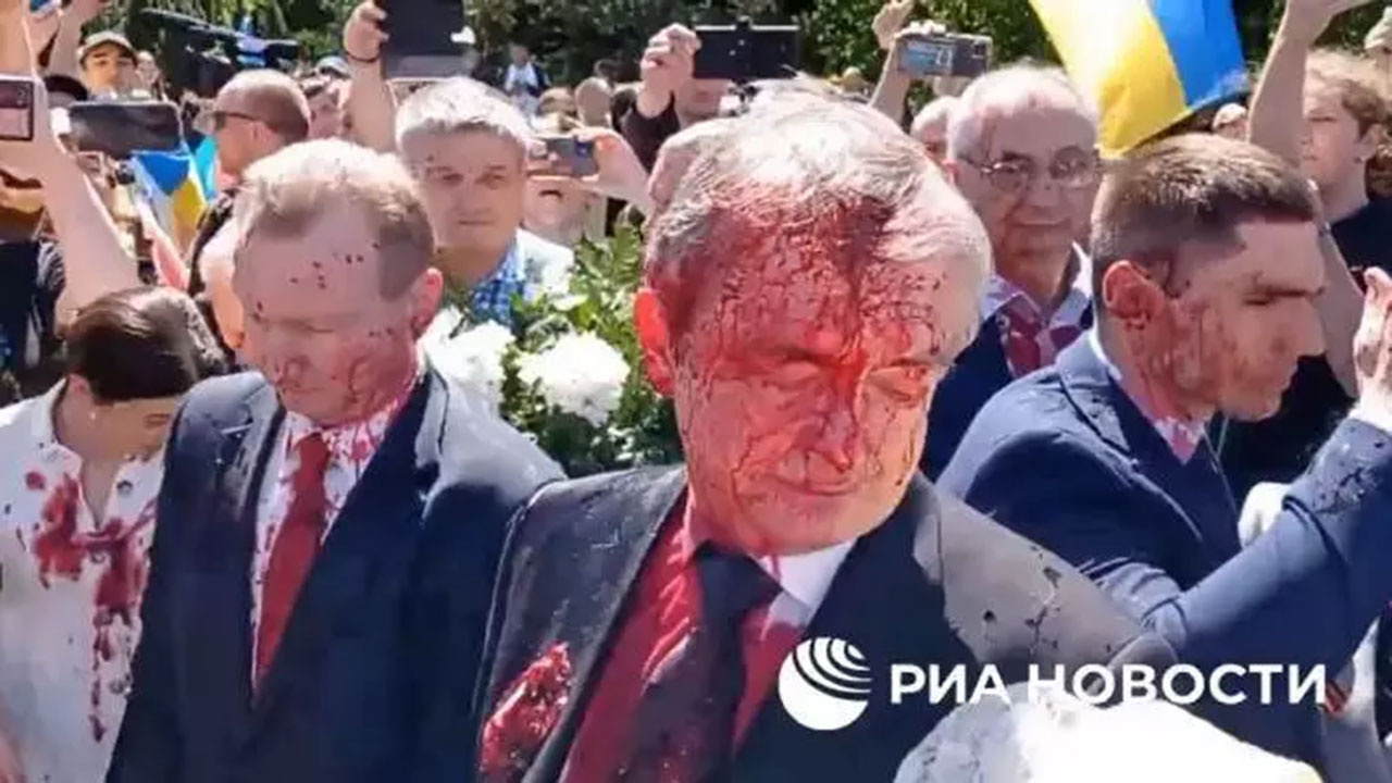 Rusya'nın Polonya Büyükelçisine büyük şok! Yüzüne kan rengi kırmızı boya attılar
