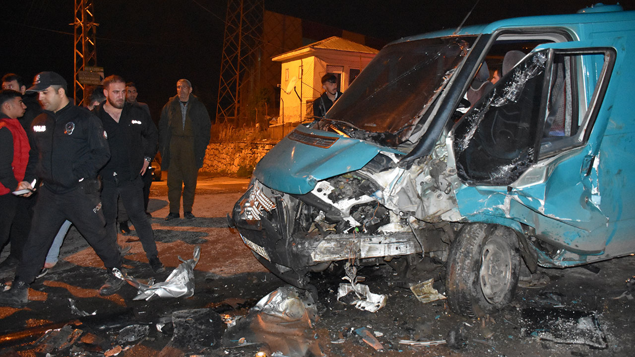 Hakkari'de trafik kazasında biri polis 2 kişi hayatını kaybetti 5 kişi de yaralandı