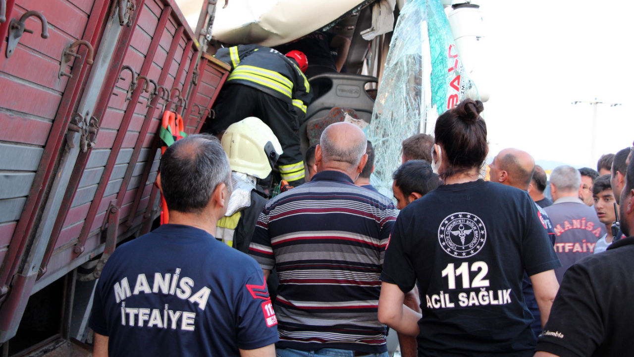 Manisa'da işçi otobüsüyle kamyon çarpıştı! Çok sayıda ölü ve yaralı var