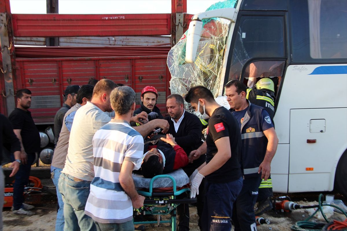 Manisa'da işçi otobüsüyle kamyon çarpıştı! Çok sayıda ölü ve yaralı var