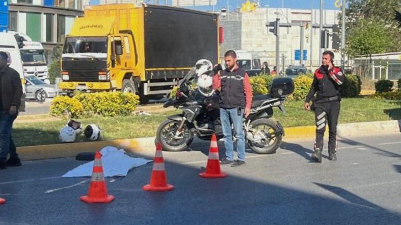 İstanbul Sultanbeyli'de şüpheli araç kovalarken TIR'a çarpan motosikletli polislerden biri şehit düştü