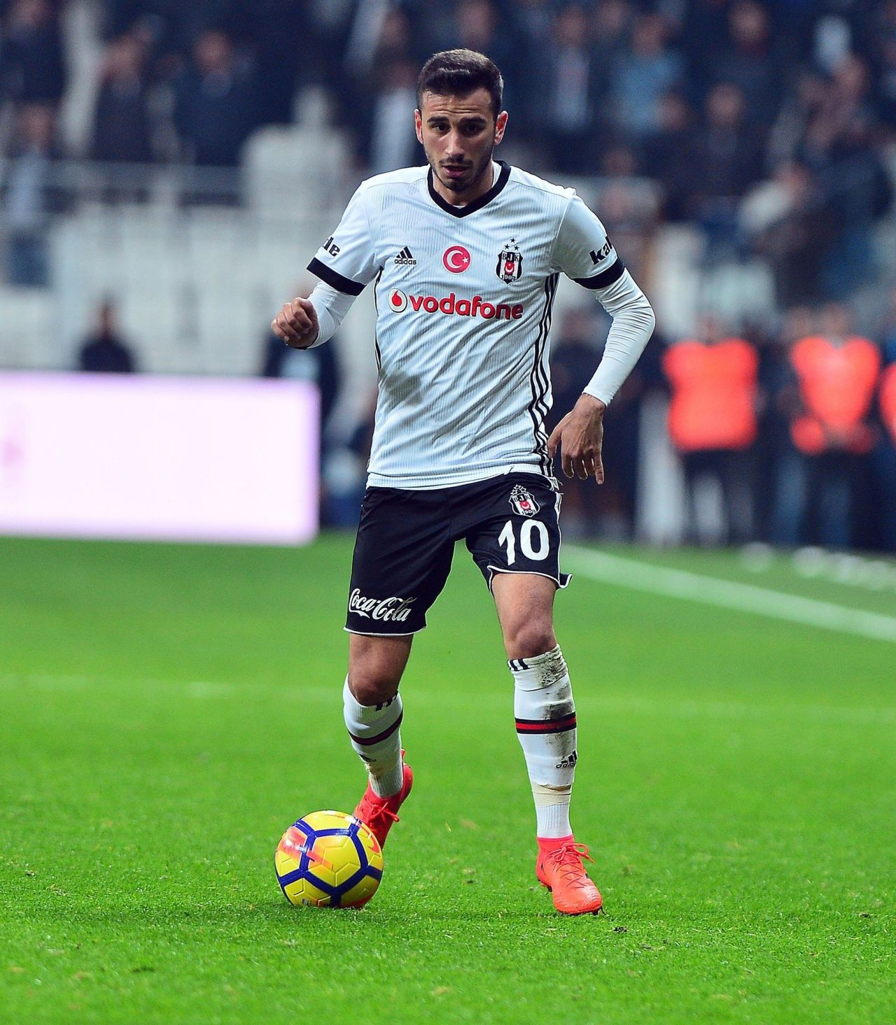 Şampiyon Trabzonspor ilk transfer bombasını patlattı! Beşiktaş'ın yıldız ismi Trabzon'la anlaştı
