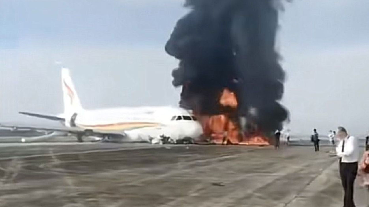 122 kişiyi taşıyan yolcu uçağı pistin ortasında alev alev yandı! Dehşet anları kamerada
