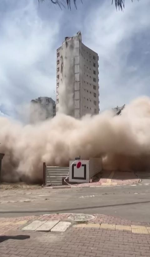 Antalya'da 14 katlı iki bina 40 metre uzaktaki iş makinası tarafından kağıt gibi yıkıldı