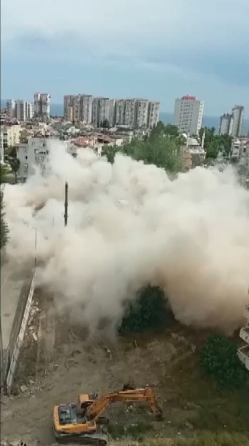 Antalya'da 14 katlı iki bina 40 metre uzaktaki iş makinası tarafından kağıt gibi yıkıldı