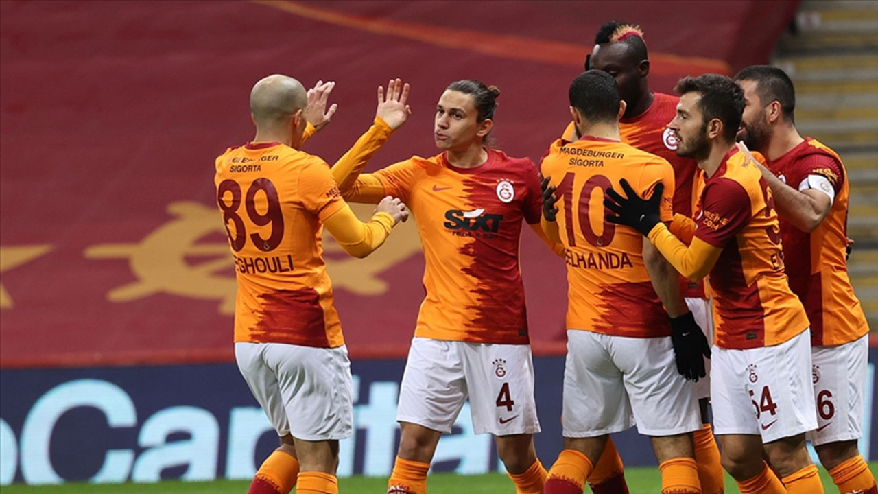 Galatasaray'da isimler netleşti 8 oyuncu ayrılıyor! Arda Turan'dan flaş karar