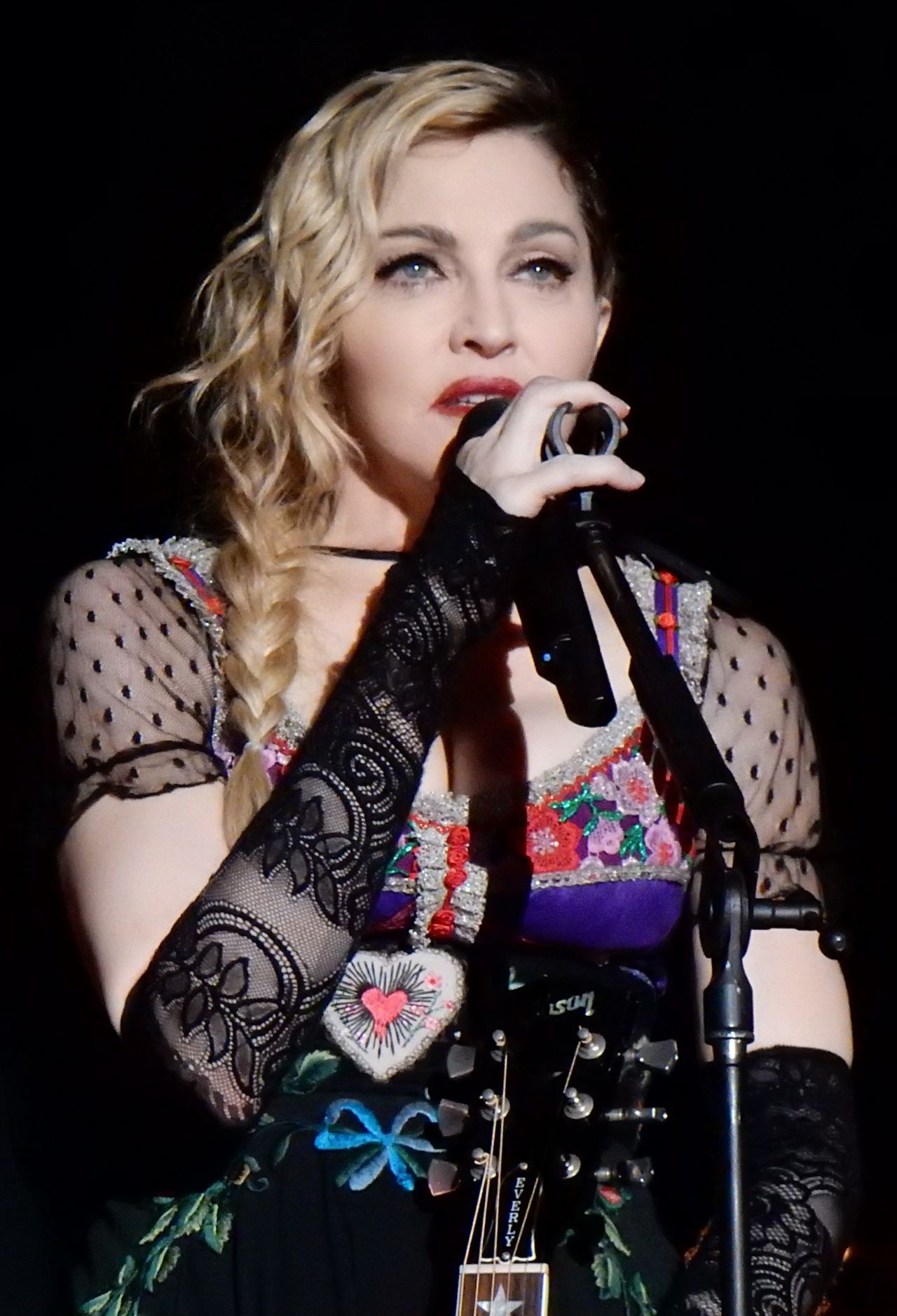 Utanç verici! Cinsel organını satışa çıkardı Mevlana detayı olay oldu: Madonna'ya tepki yağıyor