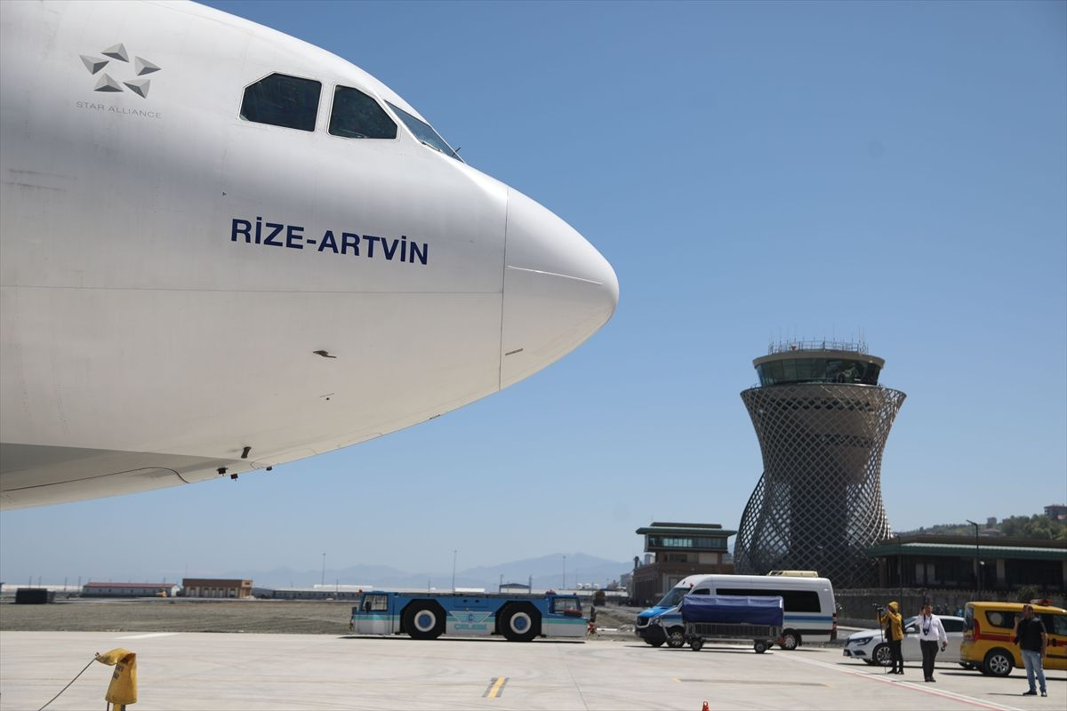 Rize-Artvin Havalimanı'na "Rize-Artvin" isimli ilk yolcu uçağı iniş yaptı