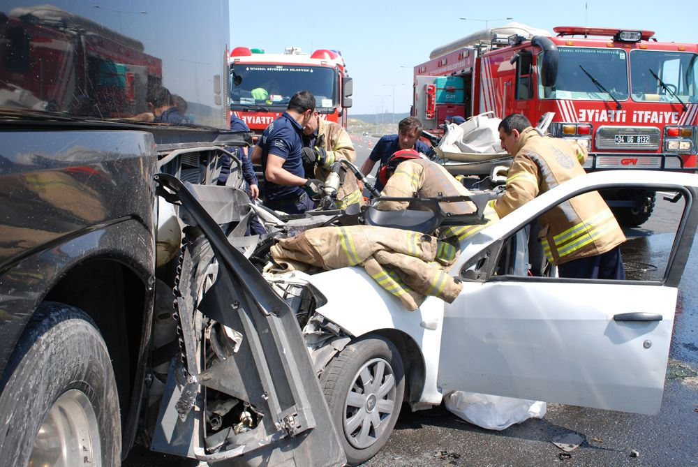 Kuzey Marmara Otoyolu'nda korkunç kaza! Aracın önü yok oldu ölü ve yaralılar var