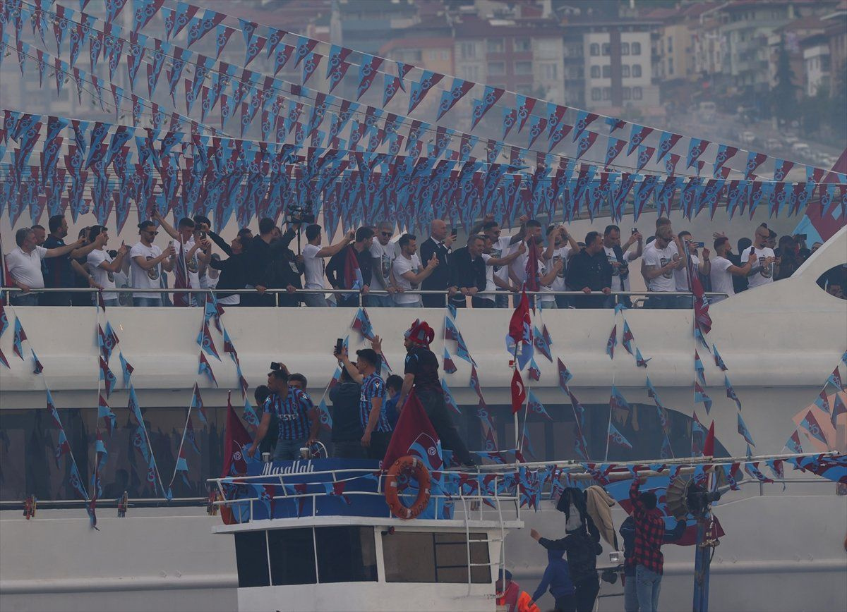 Trabzonspor taraftarı kutlamalara denizden başladı