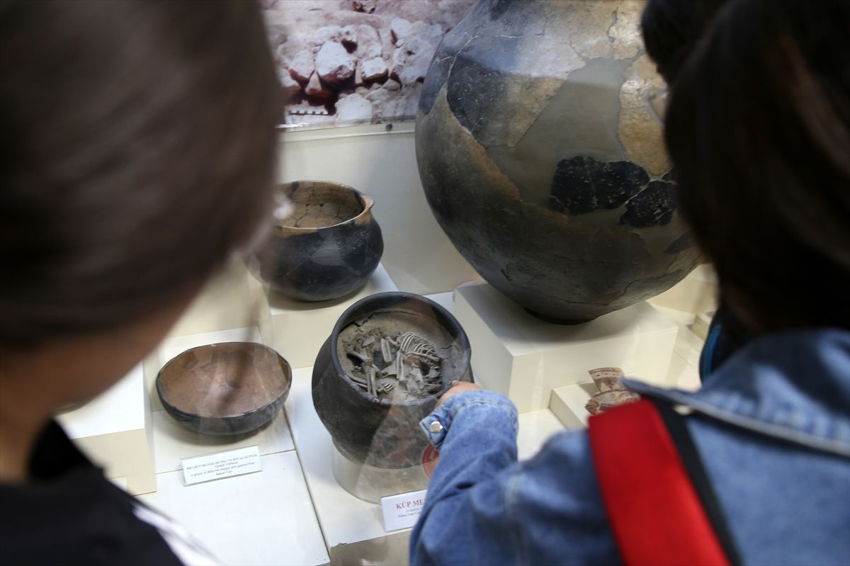 5 bin yıllık bebek iskeletinin olduğu küp mezar ziyaretçilerin ilgisini çekti