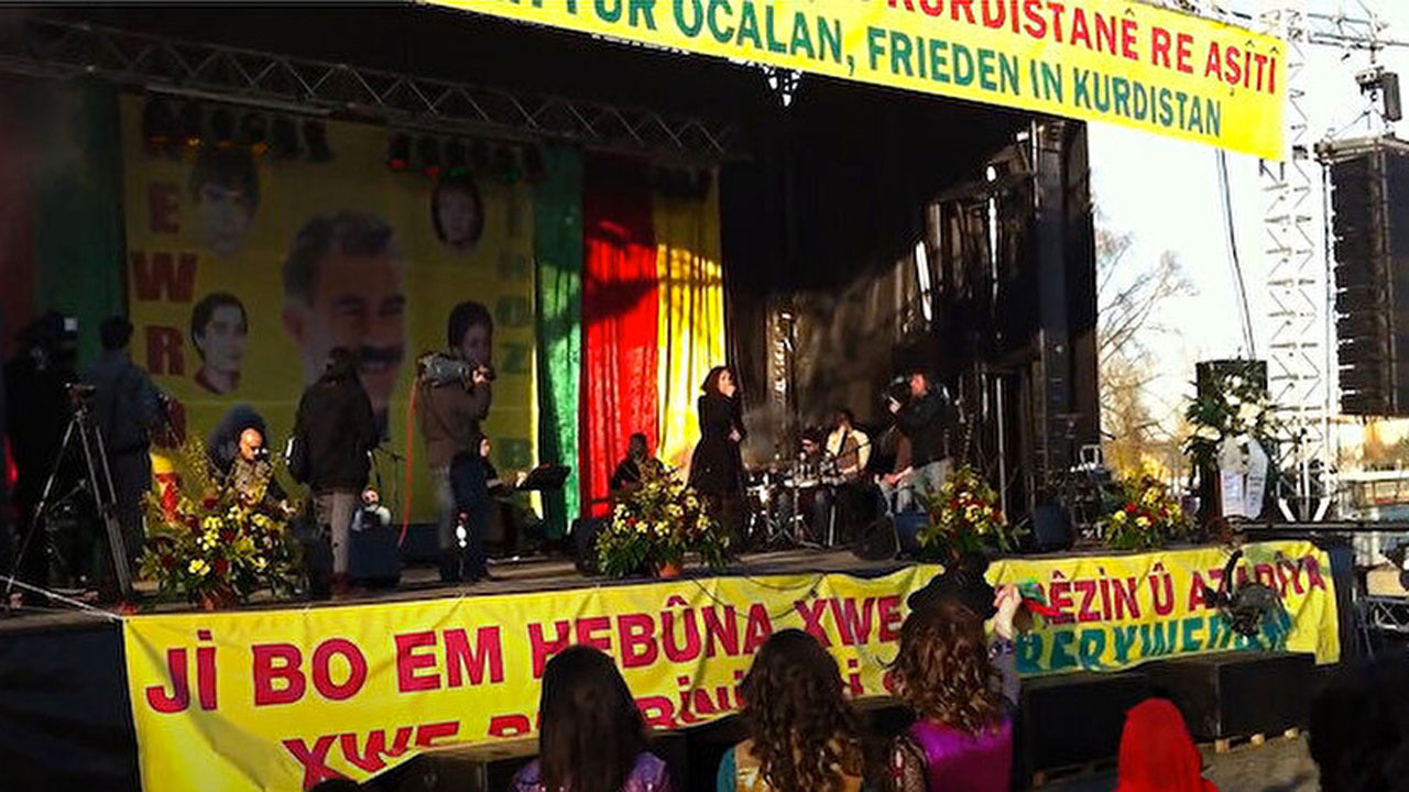 Kılıçdaroğlu Öcalan posteri önünde konser veren Aynur Doğan'a destek çıktı