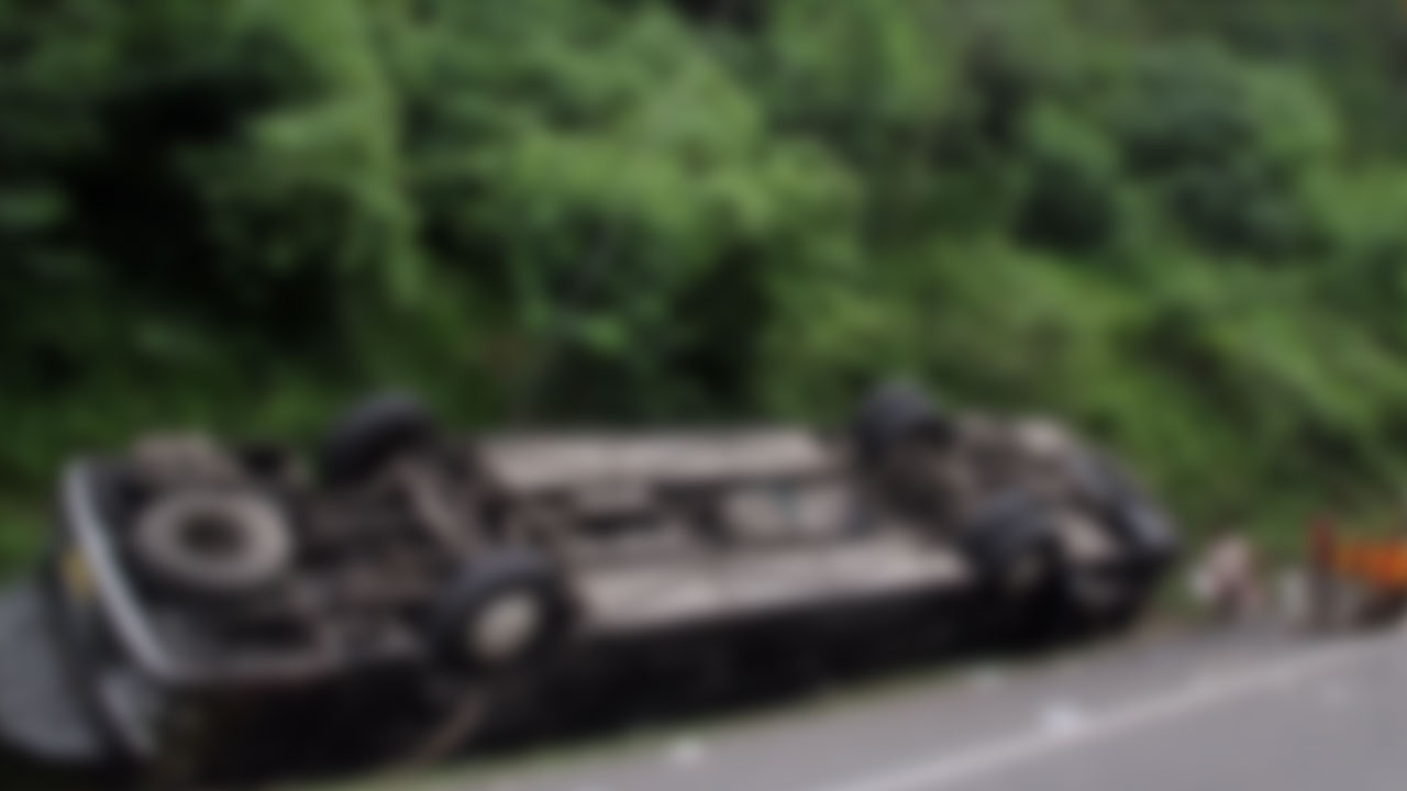 Turist otobüsü reklam panosuna çarptı! 14 kişi hayatını kaybetti