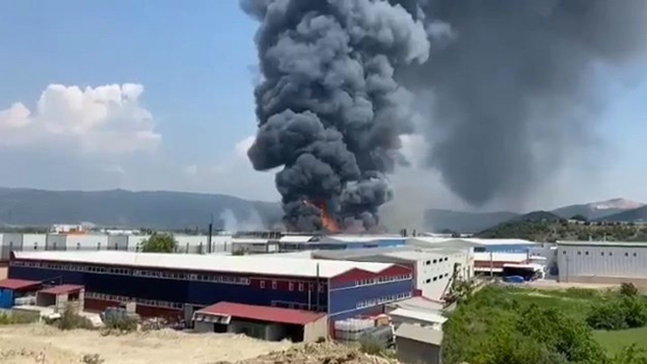 Bursa’da büyük fabrika yangını dumanlar şehrin birçok noktasından görüldü