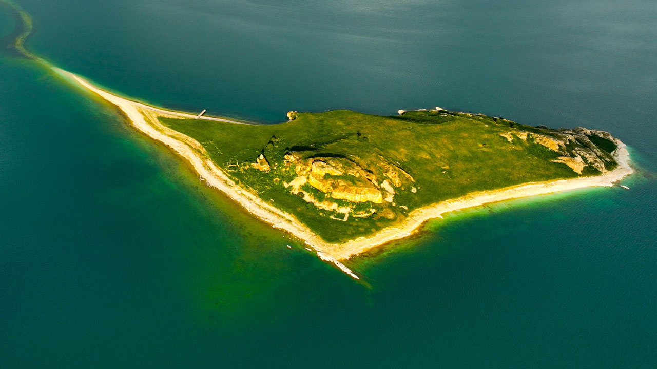 Van’ın el değmemiş adası Çarpanak bahar aylarında görenleri büyülüyor