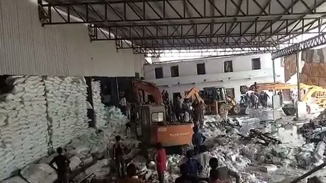 Fabrikanın duvarı çöktü! 12 kişi hayatını kaybetti onlarca yaralı var