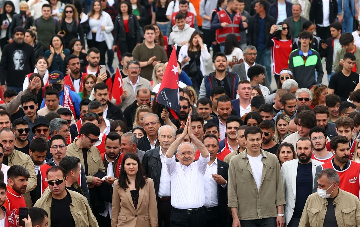 Kemal Kılıçdaroğlu, gençlerle Anıtkabir'e yürüdü! 'Bu ülkenin ufkunu açacak olan sizlersiniz'