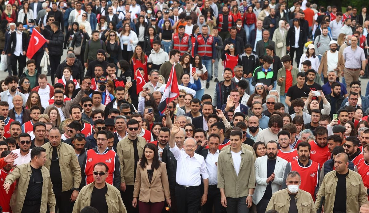 Kemal Kılıçdaroğlu, gençlerle Anıtkabir'e yürüdü! 'Bu ülkenin ufkunu açacak olan sizlersiniz'