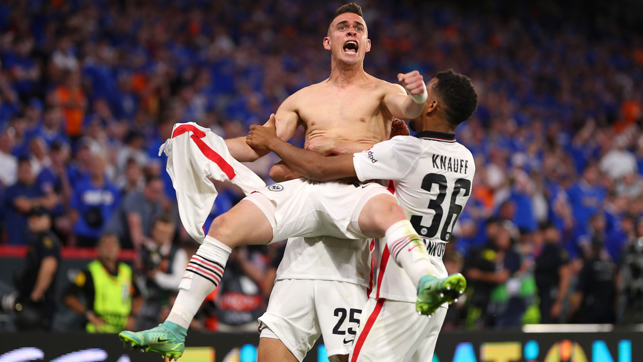 UEFA Avrupa Ligi'nde Glasgow Rangers'i penaltılarda deviren Eintracht Frankfurt şampiyon oldu