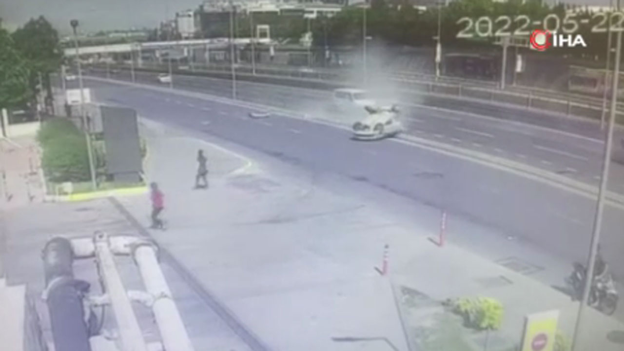 Bahçelievler E-5 karayolunda kaza kamerada: Takla attı metrelerce böyle sürüklendi