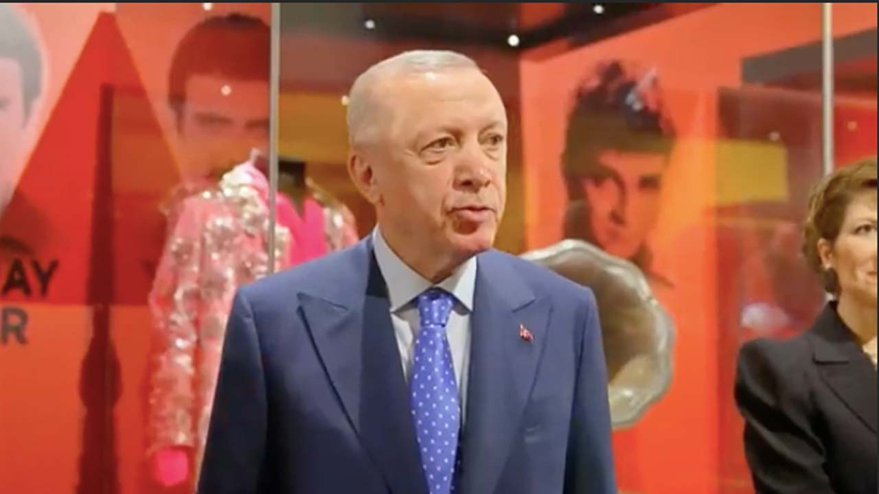 Cumhurbaşkanı Erdoğan Türk Müzigi Sergisi'nde: Sıkısya Müslüm Baba'dan söyleyin