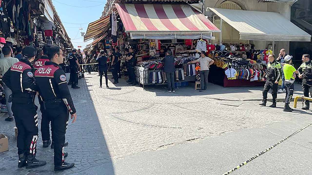 Fatih Kapalıçarşı önünde polisin silahını aldı esnaflar çatıştı