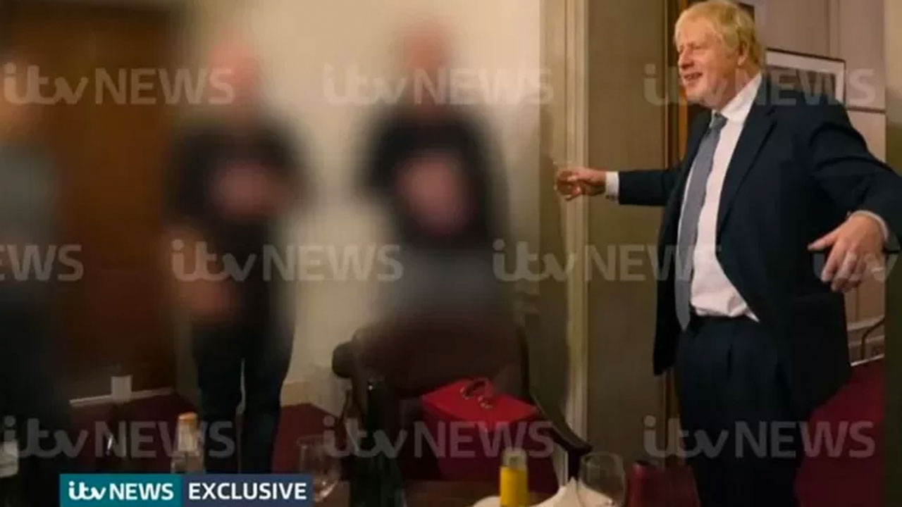 İngiltere'de parti skandalı! Başbakan Johnson'ın fotoğrafları basına sızdı