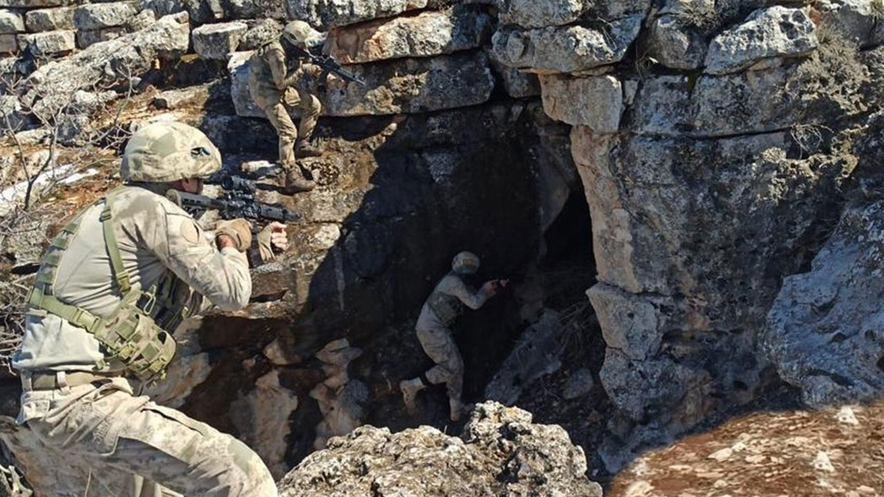 Pençe-Kilit bölgesinde başlatılan operasyonda teröristler mağarada sıkıştırıldı